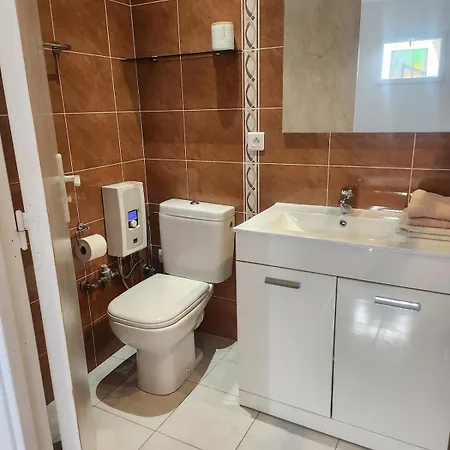 Pretty And Comfortable Outbuilding With Swimming Pool And Garden Feriehus