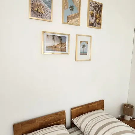 Feriehus Pretty And Comfortable Outbuilding With Swimming Pool And Garden